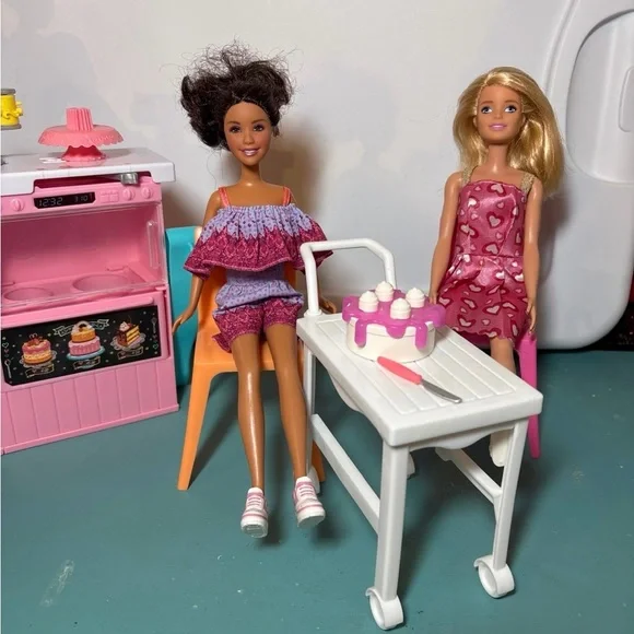 Barbie Cake Decorating Playset with Dolls and Accessories - Picture 3 of 6